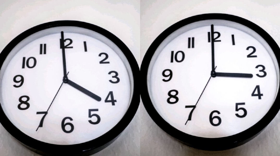 Ρολόι στα αριστερά δείχνει 4 και ρολόι στα δεξιά της φωτογραφίας δείχνει 3 κατόπιν αλλαγής σε χειμερινή ώρα