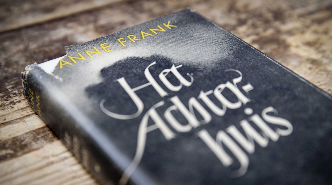 Φυλάκιση δύο μηνών επιβλήθηκε σε έναν άνδρα που αμφισβήτησε τη γνησιότητα του ημερολογίου της Άννας Φρανκ - Μύθοι και πραγματικότητα για τη θεωρία πλαστογραφίας