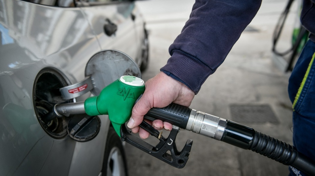 Υπάλληλος βενζινάδικου βάζει καύσιμα σε αυτοκίνητο