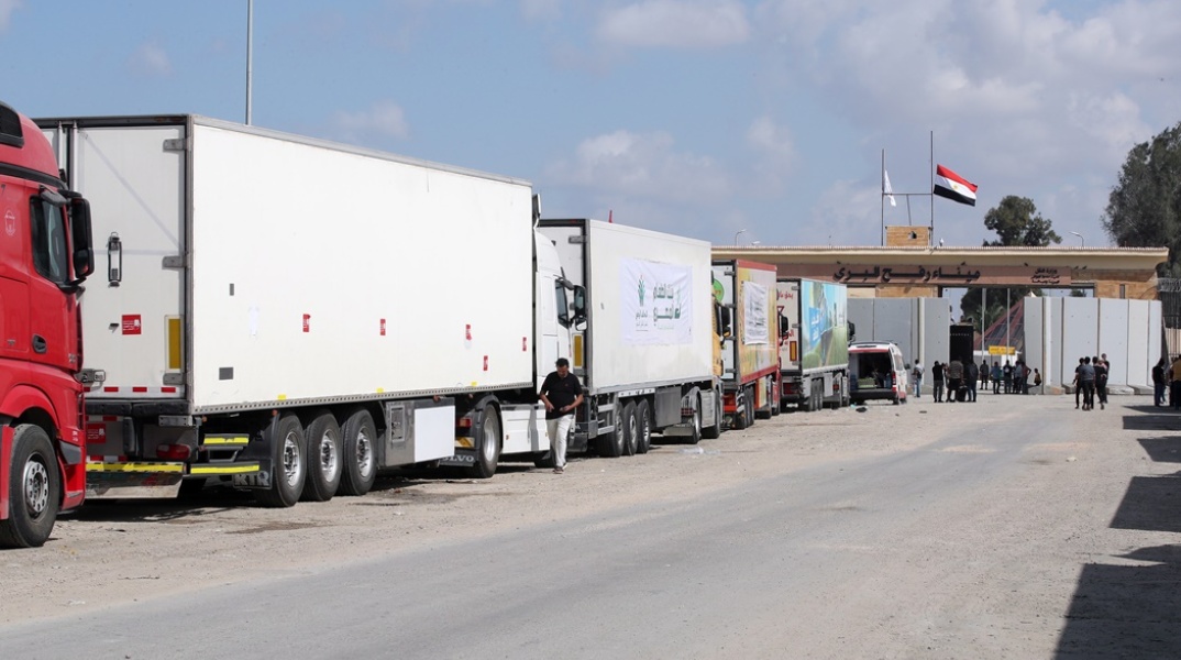 Φορτηγά με ανθρωπιστική βοήθεια σχηματίζουν ουρά στα σύνορα Αιγύπτου - Γάζας