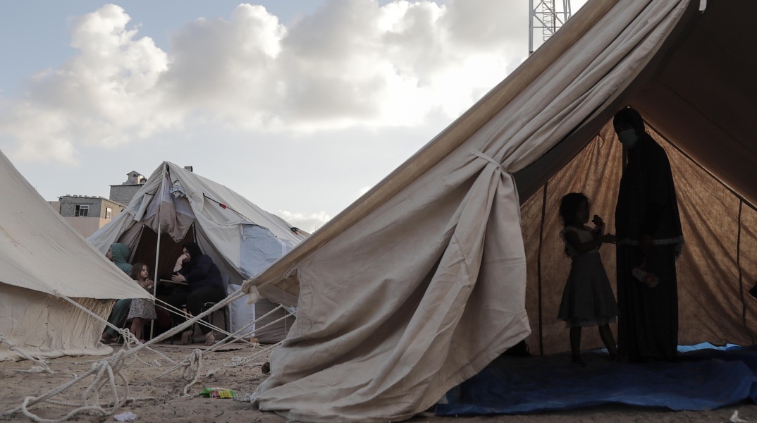 Πόλεμος Ισραήλ - Χαμάς: Η ανθρωπιστική βοήθεια αναμένεται να εισέλθει στη Γάζα το νωρίτερο αύριο, Σάββατο, εκτιμούν τα Ηνωμένα Έθνη.