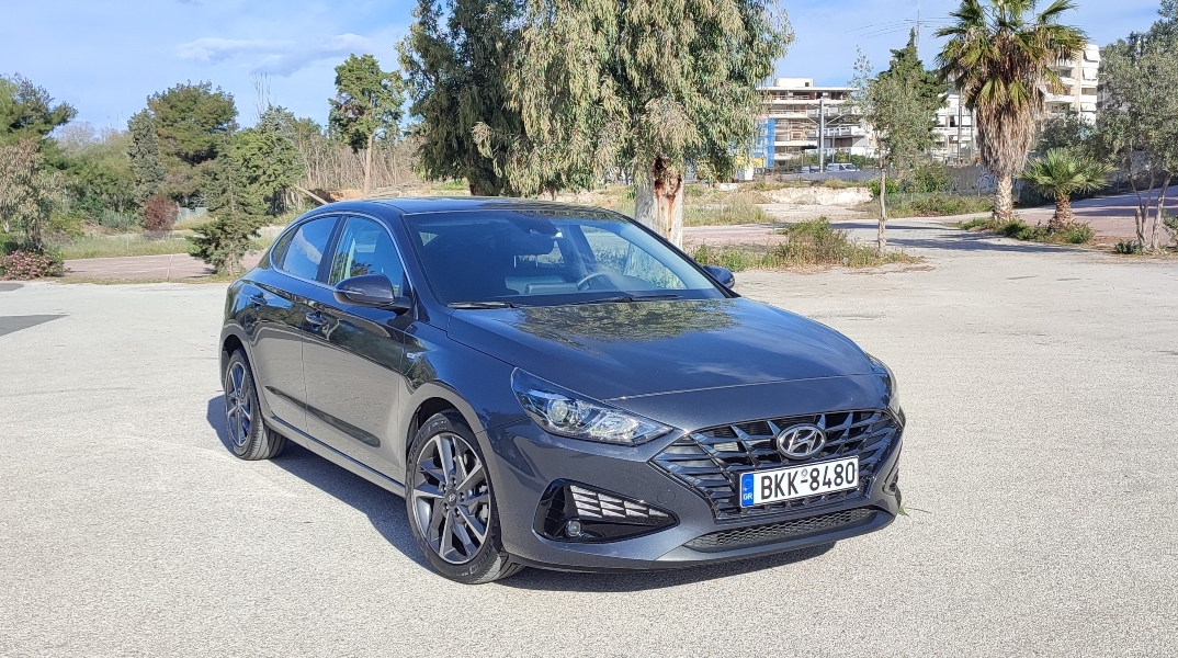 Το ανανεωμένο Hyundai i30 Fastback χαρακτηρίζεται από ποικιλία κινητήρων και μεγάλους χώρους 