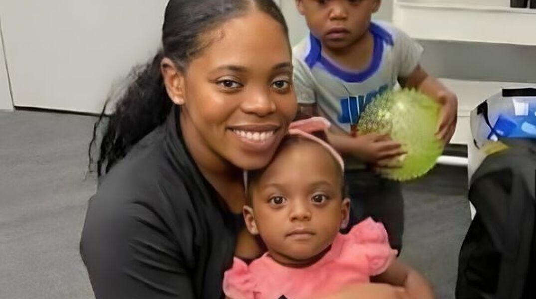 Η Catorreia Hutto με τα δίδυμα παιδιά της