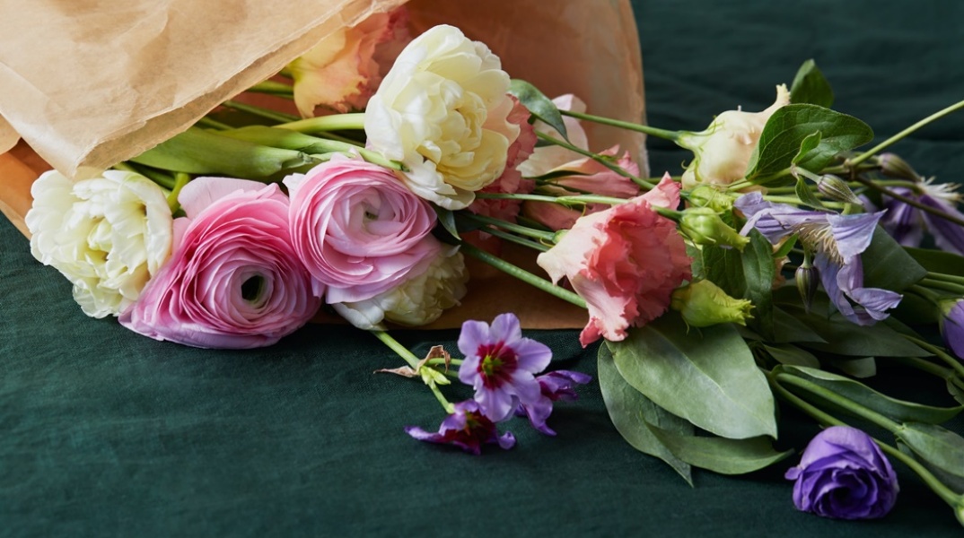 Λίγα λουλούδια για τους εορτάζοντες σήμερα