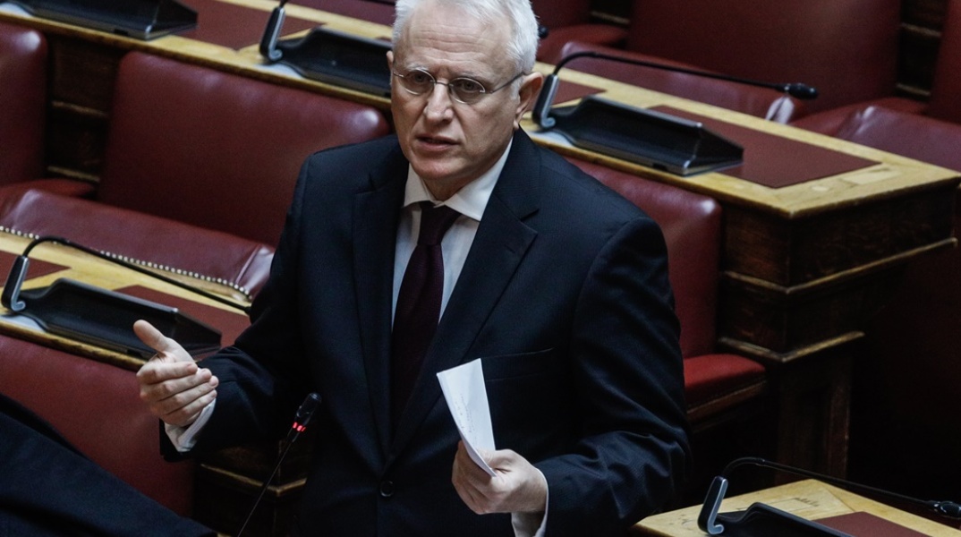 Ο πρώην υπουργός Γιάννης Ραγκούσης στα έδρανα της Βουλής