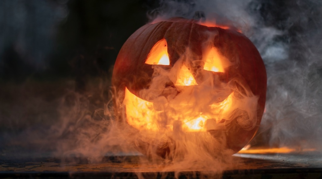 Κολοκύθες σκαλισμένες για το halloween με φως μέσα τους και τυλιγμένες στον καπνό