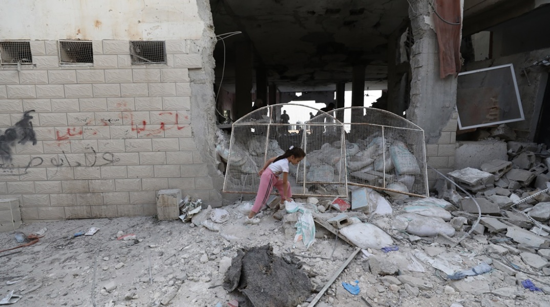 Κοριτσάκι περπατά στα χαλάσματα κτιρίου μετά από χτύπημα στο Ισραήλ