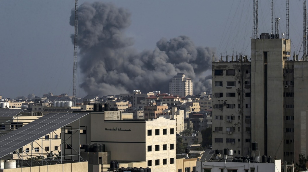 Καπνοί μετά από χτύπημα στη Γάζα