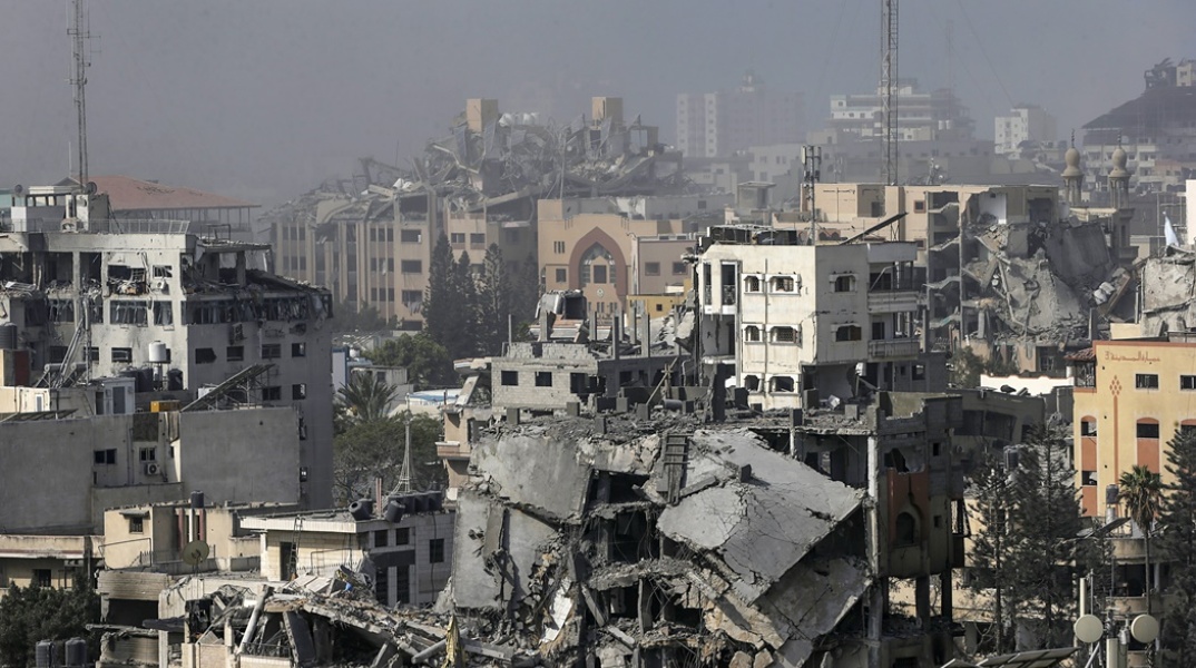 Κατεστραμμένα κτίρια και καπνοί στη Λωρίδα της Γάζας