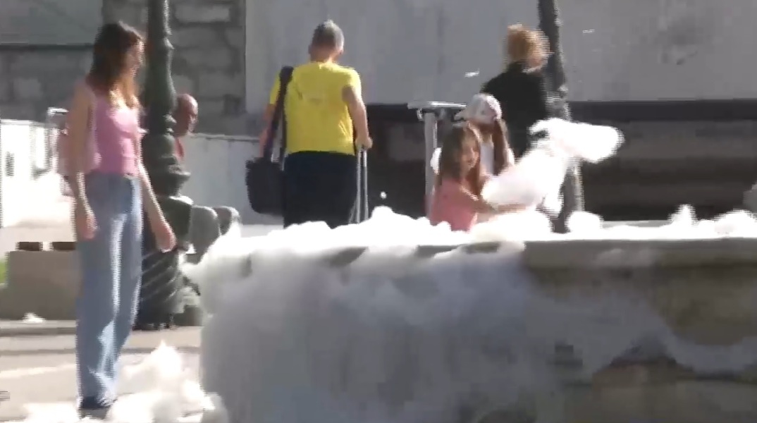 Πλατεία Συντάγματος: Γέμισε αφρούς το σιντριβάνι - Άγνωστοι έριξαν σαπούνι και τα παιδιά βρήκαν ευκαιρία να παίξουν - Το βίντεο της ΕΡΤ.