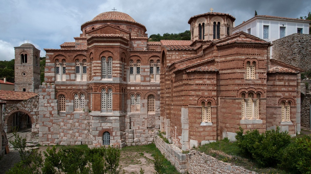 Μονή Οσίου Λουκά Βοιωτίας: Αυτοψία της υπουργού Πολιτισμού - Αναγκαία η αποκατάσταση του μνημείου της UNESCO μετά την πυρκαγιά της 25ης Αυγούστου.