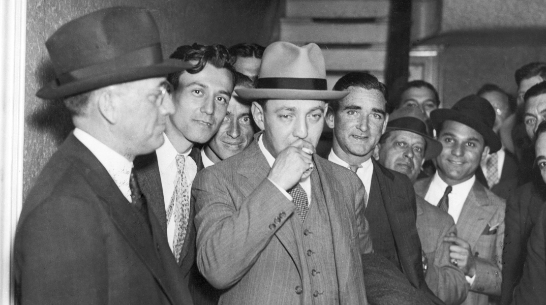 Ντατς Σουλτς: Ο διαβόητος γκάνγκστερ της Νέας Υόρκης και η επιρροή του στον μπιτ συγγραφέα Ουίλιαμ Μπάροουζ και τους μοντερνιστές της λογοτεχνίας.