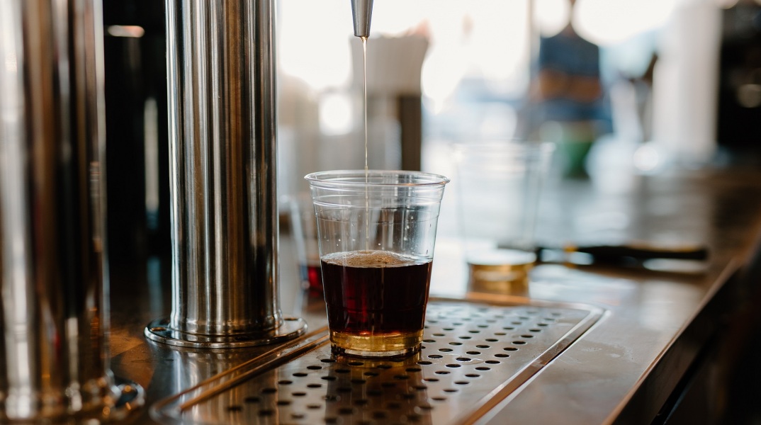 Κίνα: Κάμερα κατέγραψε εργαζόμενο σε μεγάλη ζυθοποιία να ουρεί σε πρώτες ύλες για την παρασκευή μπίρας - Χιλιάδες οι προβολές του viral βίντεο.