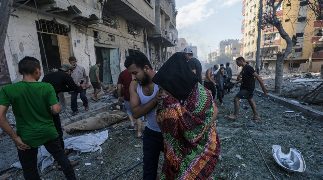 Πολίτες σπεύδουν να προστατευτούν μετά από χτύπημα στο Ισραήλ