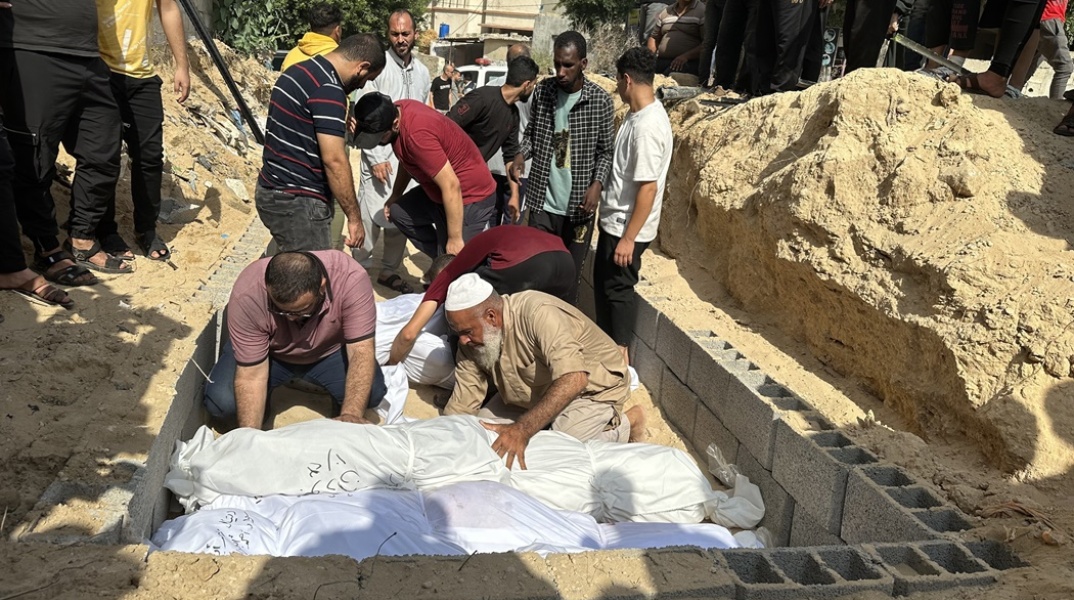 Πτώμα μέσα σε σεντόνια θάβονται σε αυτοσχέδιου τάφους στο Ισραήλ