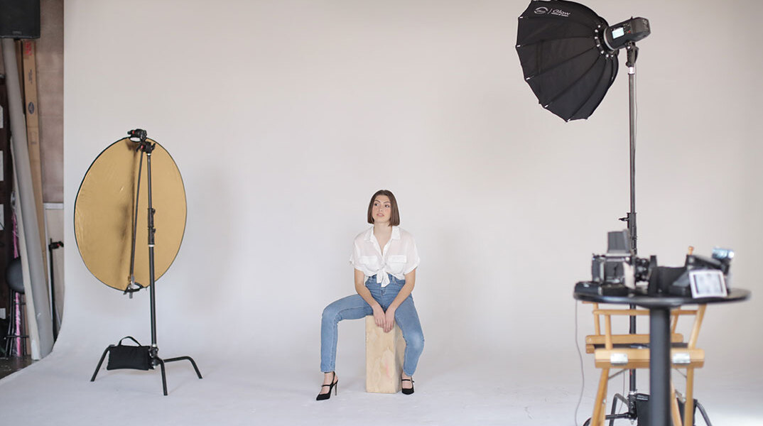 Γυναίκα σε φωτογραφικό στούντιο