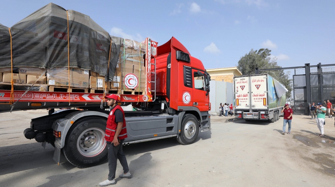 Πόλεμος Ισραήλ - Χαμάς: Τρίτο κομβόι με ανθρωπιστική βοήθεια με κατεύθυνση τη Γάζα διέσχισε το πέρασμα της Ράφα, σύμφωνα με πηγές.
