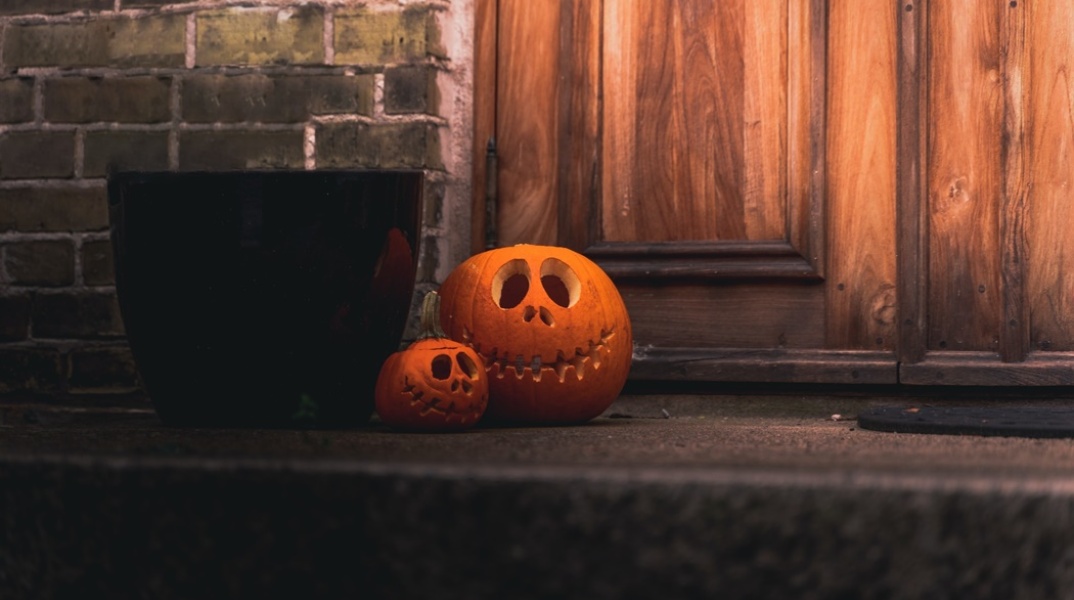 Κολοκύθες σε εξώπορτα σπιτιού σκαλισμένες για το Halloween 2023