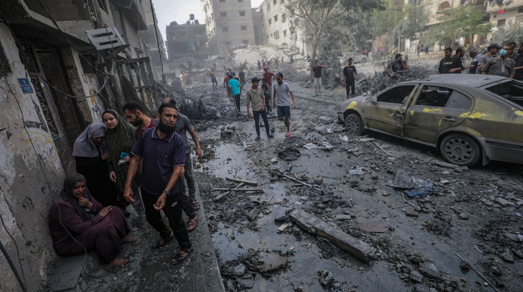 Στιγμιότυπο από περιοχή που δέχθηκε επίθεση στη Γάζα - Άτομα έξω από κτίρια