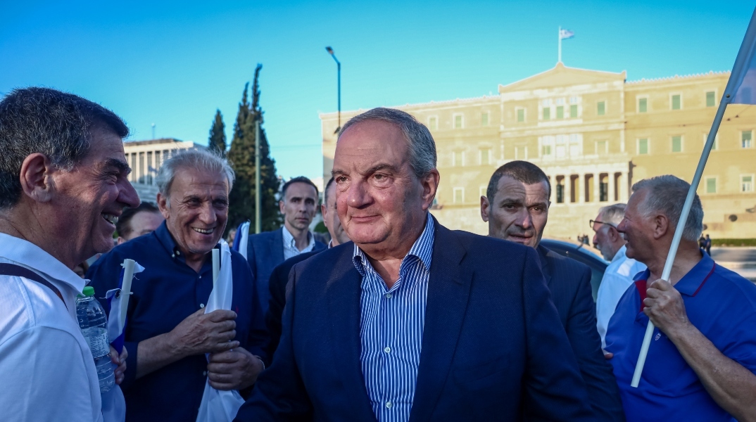 Ο Καραμανλής κι αν γέρασε κι ασπρίσαν τα μαλλιά του…