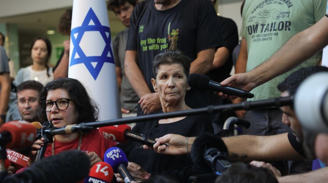 Η 85χρονη περιέγραψε πώς την απήγαγαν οι ένοπλοι της Χαμάς με μοτοσικλέτες από το κιμπούτς της