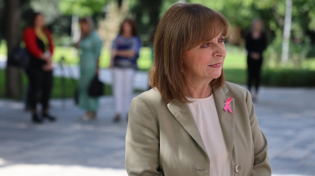 Παγκόσμια Ημέρα κατά του Καρκίνου του Μαστού: Δωρεάν έλεγχος στον κήπο του Προεδρικού Μεγάρου - Η Κατερίνα Σακελλαροπούλου παρέστη στη σημερινή εξέταση.