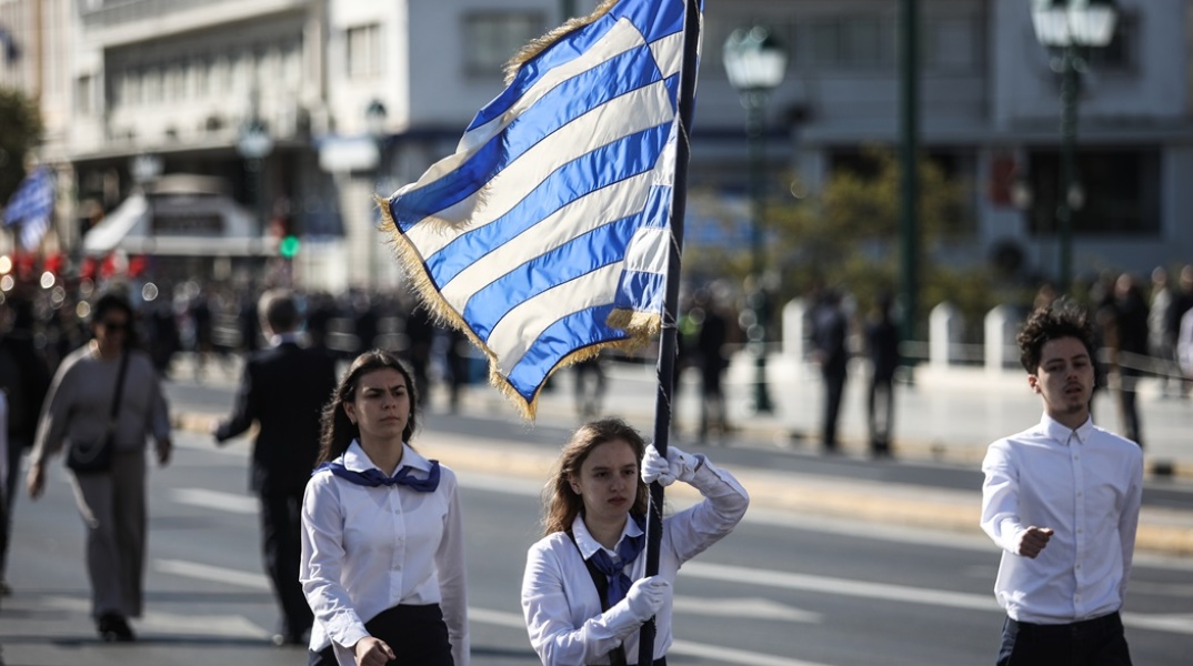 Σημαιοφόρος και παραστάτες σε παρέλαση