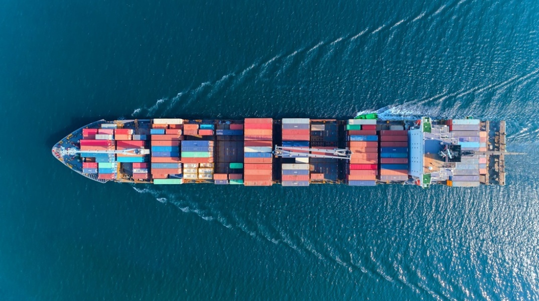 Φορτηγό πλοίο μεταφέρει κοντέινερ - Λήψη από ψηλά