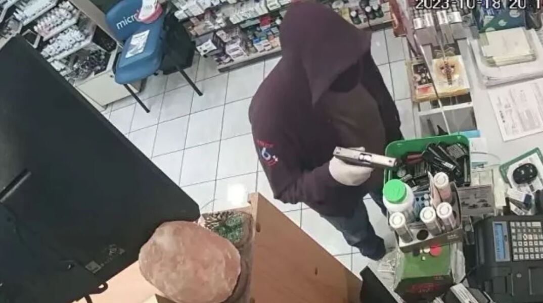 Ένοπλη ληστεία σε φαρμακείο στον Χολαργό - Το βίντεο από κάμερα ασφαλείας