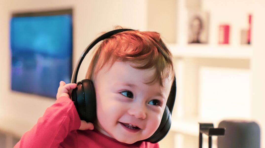 Παιδί ακούει μουσική με ακουστικά