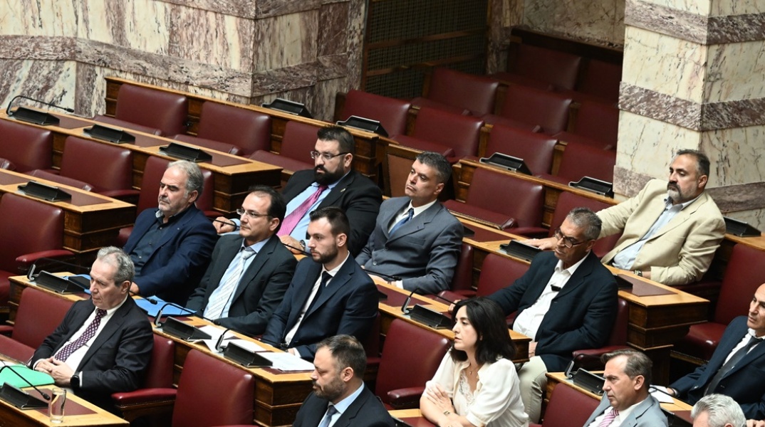 Βουλευτές των Σπαρτιατών σε έδρανα τους κόμματος στη Βουλή