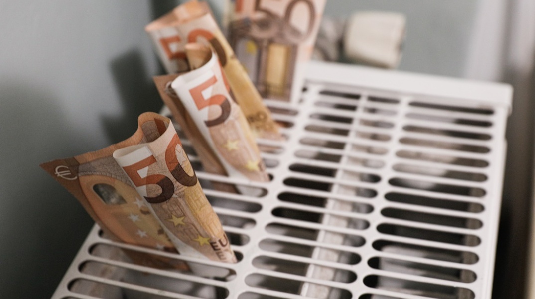 Χαρτονομίσματα πάνω σε σώμα καλοριφέρ