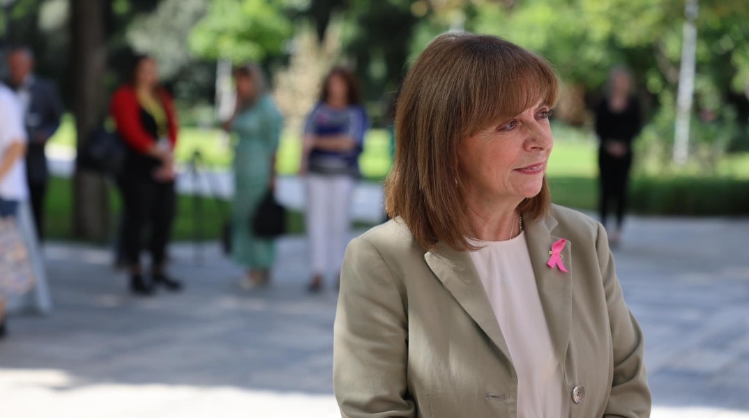 Η Πρόεδρος της Δημοκρατίας, Κατερίνα Σακελλαροπούλου, φορά το ροζ φιογκάκι για την Παγκόσμια Ημέρα κατά του καρκίνου του μαστού