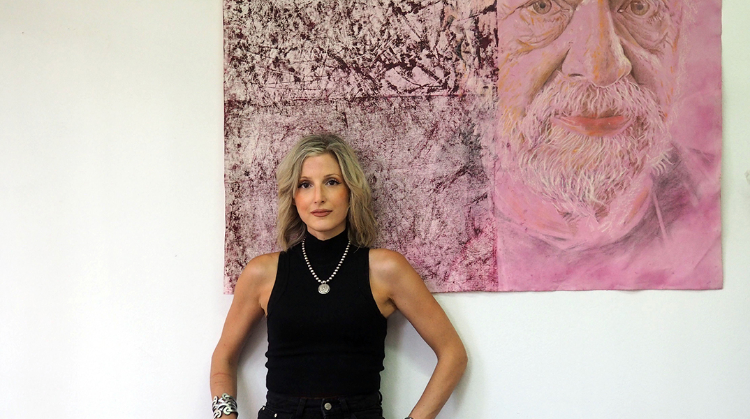 Προτζέκτορας: Μια συζήτηση με την εικαστικό Βίβιαν Χαλκίδη για την τέχνη ως μέσο έκφρασης κοινωνικών προβληματισμών.