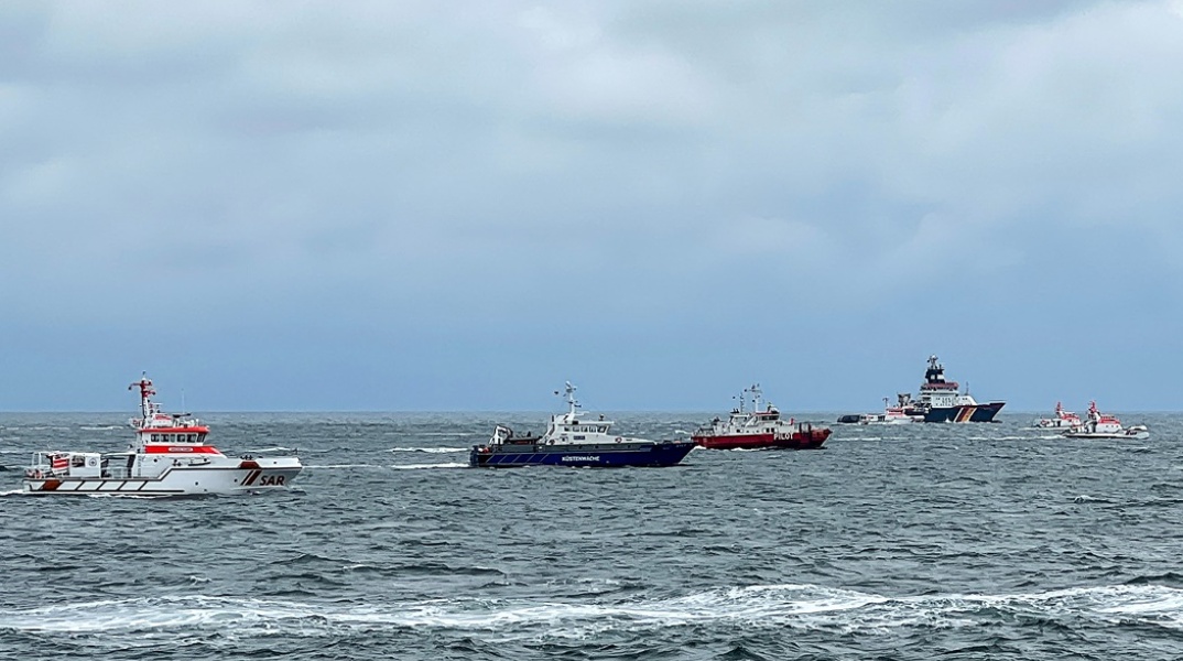 Πλοία διασωστικά ή μη στο σημείο του ναυτικού δυστυχήματος στη Βόρεια Θάλασσα συμμετέχουν στις έρευνες για τον εντοπισμό των τεσσάρων αγνοουμένων ναυτικών
