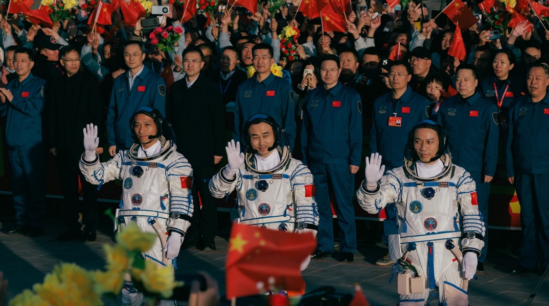 Κίνα: Το νεαρότερο πλήρωμα κινέζων αστροναυτών κατευθύνεται προς τον διαστημικό σταθμό Τιανγκόνγκ - Μέση ηλικία του πληρώματος είναι τα 38 έτη.