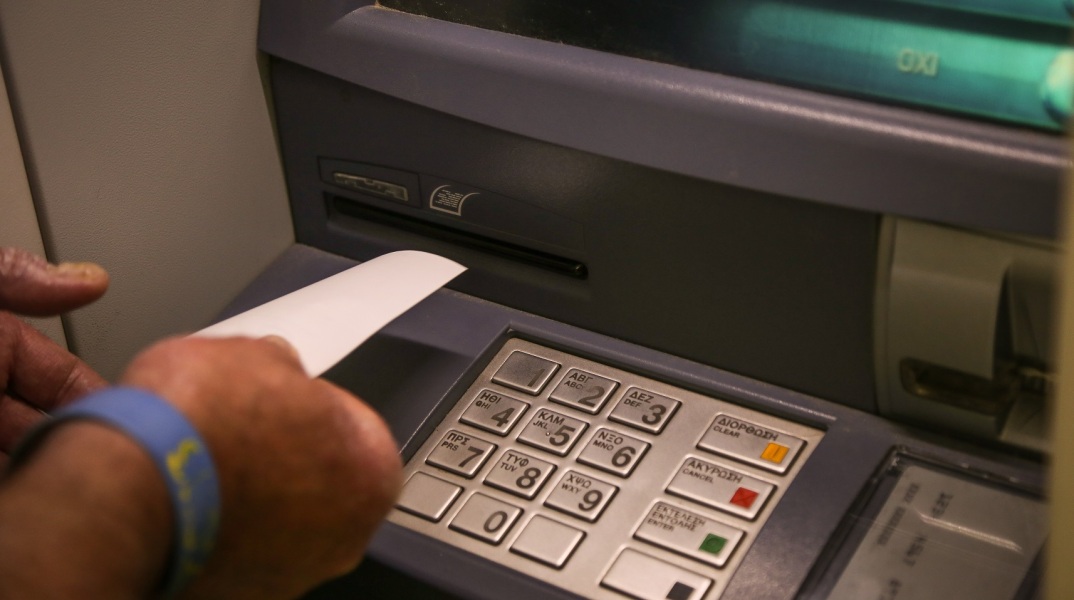 Αύξηση κατά 9,6 δισ. ευρώ ή 7,6% σημειώθηκε πέρυσι στο διαθέσιμο εισόδημα των νοικοκυριών, σύμφωνα με την ΕΛΣΤΑΤ - Τα στοιχεία για την καταναλωτική δαπάνη.