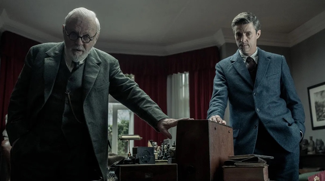 Άντονι Χόπκινς: Κυκλοφόρησε το πρώτο τρέιλερ της ταινίας «Freud’s Last Session» - Ο διάσημος ηθοποιός υποδύεται τον Σίγκμουντ Φρόιντ.