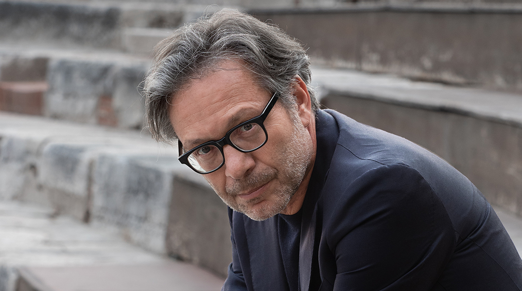 Ο Μάσσιμο Ρεκαλκάτι μιλάει στην Athens Voice με αφορμή το βιβλίο του «Τι απομένει από τον πατέρα;» (Εκδόσεις Κέλευθος)