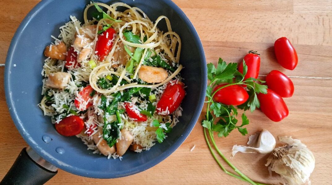 Μακαρονάδα με κοτόπουλο, σπανάκι και ντοματίνια