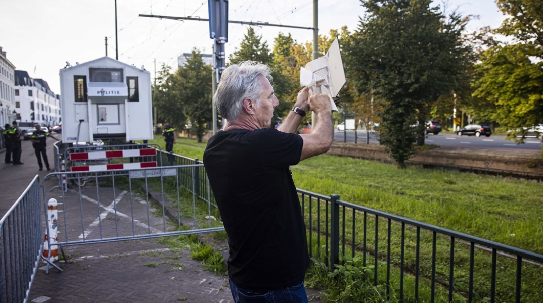 Άνδρας κρατά το Κοράνι σε δρόμο στη Δανία και σκίζει τις σελίδες του