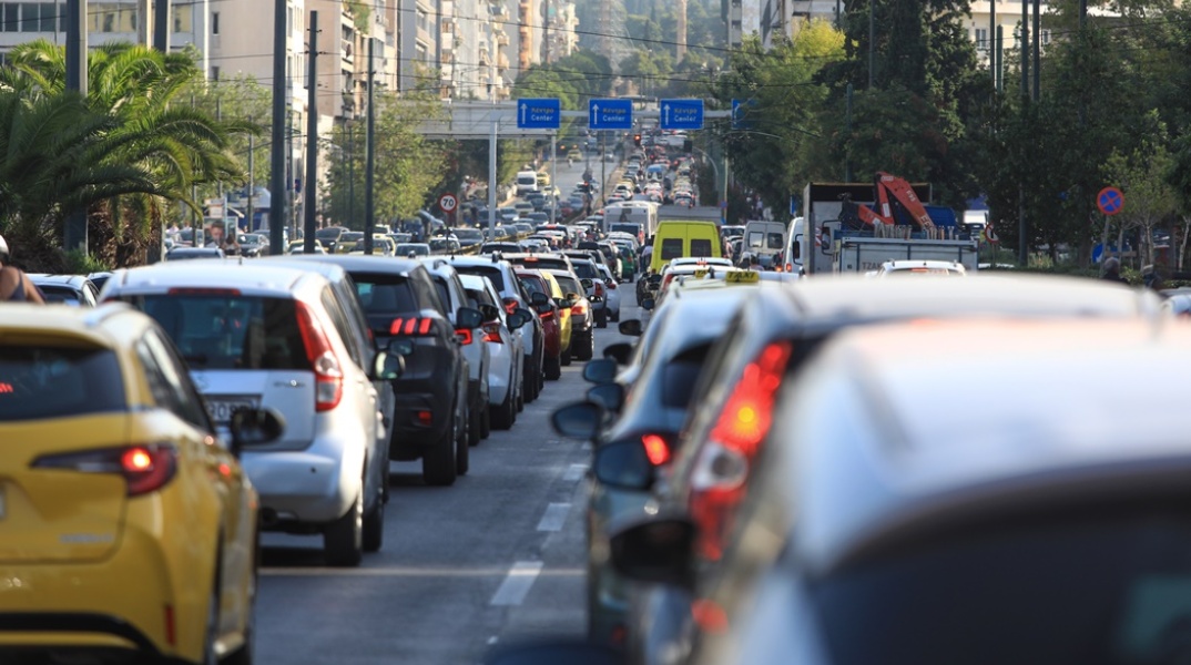 Αυτοκίνητα «κολλημένα» στην κίνηση στο κέντρο της Αθήνας