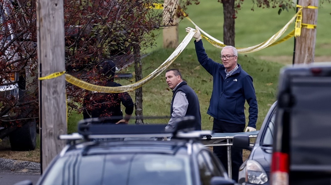 Κορδέλα στο σημείο του μακελειού στο Μέιν και αρχές στο σημείο για την έρευνα 