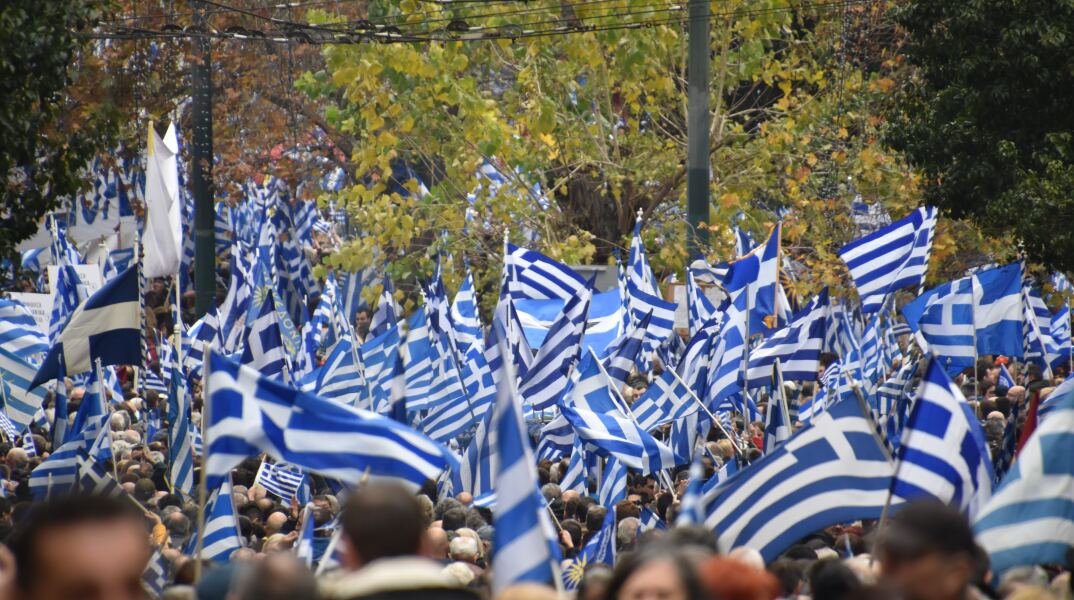 Εθνική γιορτή - Ελληνικές σημαίες