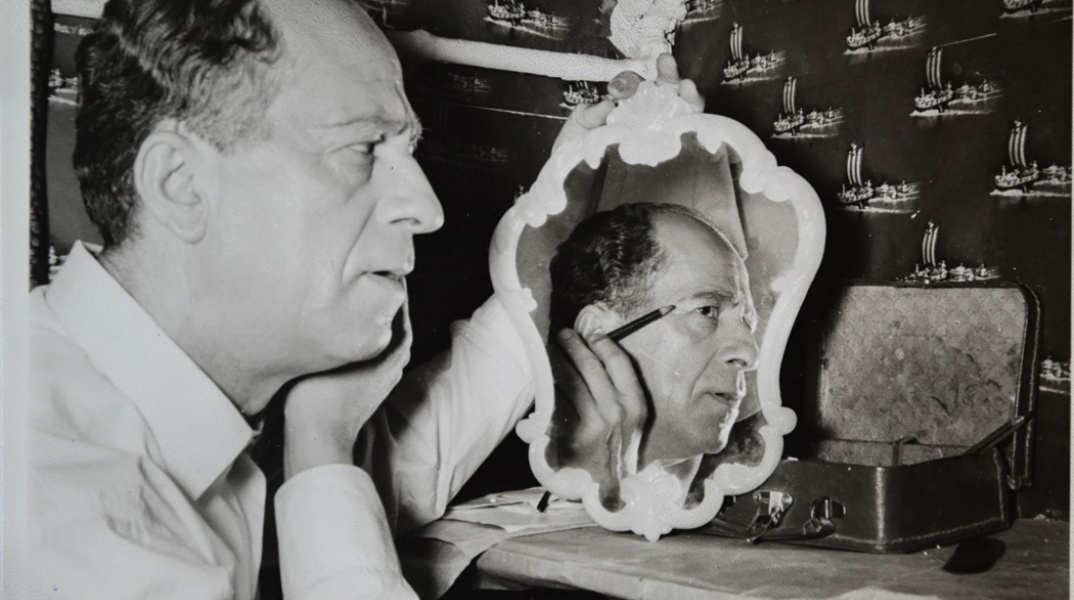 Ο Μϊμης Φωτόπουλος μπροστά από καθρέφτη στο καμαρίνι του