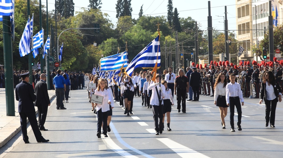Στιγμιότυπο από τη μαθητική παρέλαση στην Αθήνα - Σημαιοφόροι παρελαύνουν στο Σύνταγμα