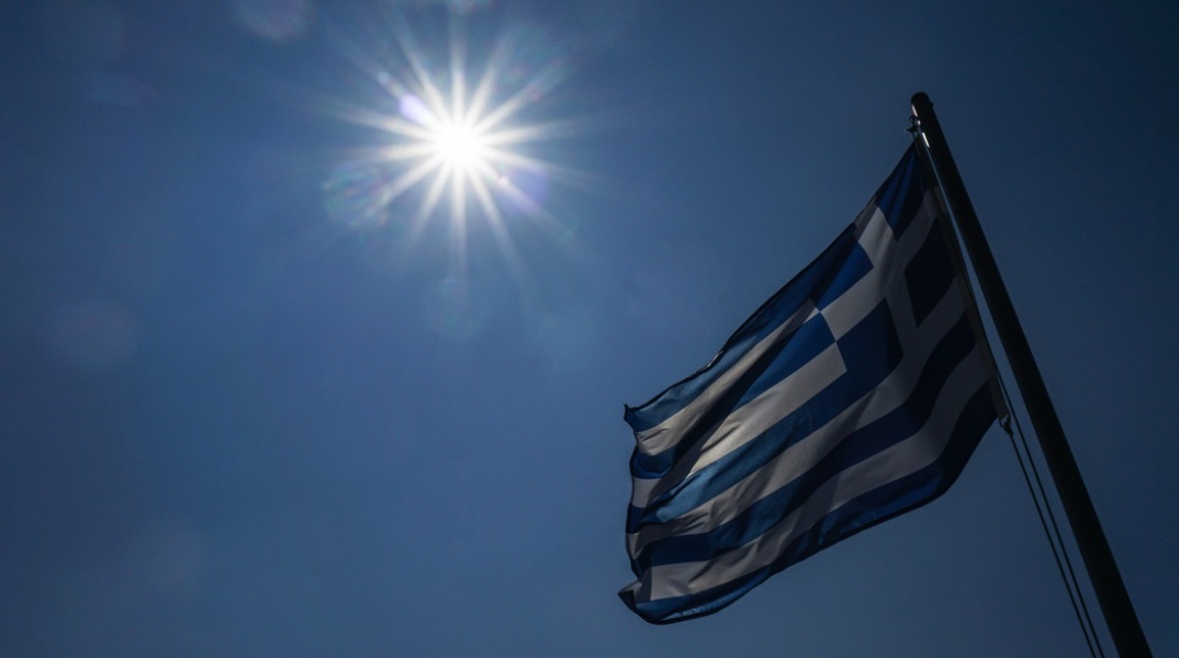 Ο ήλιος και δίπλα η ελληνική σημαία