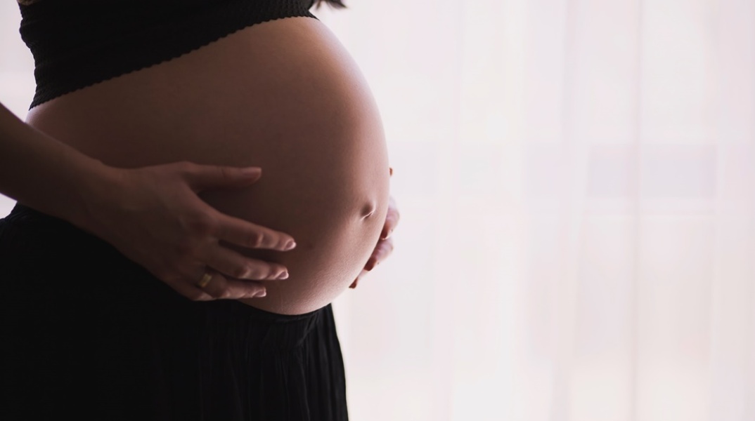 Έγκυος γυναίκα με ακάλυπτη την κοιλιά της