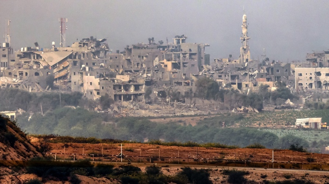 Καπνοί πάνω από τη Γάζα και κατεστραμμένα κτίρια