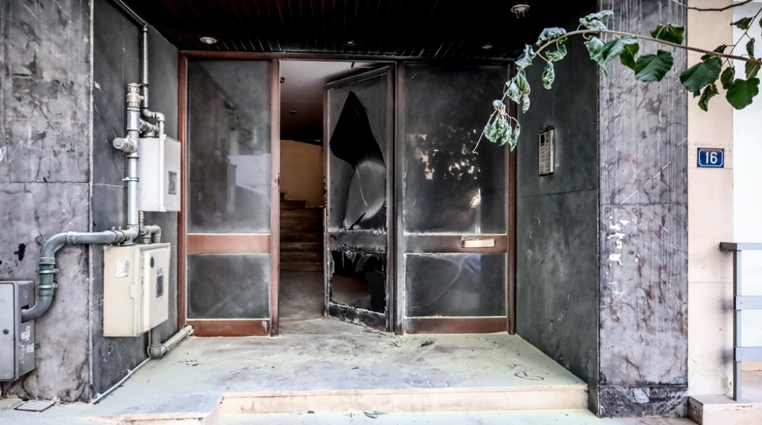 Ζημιές από την έκρηξη με γκαζάκια σε είσοδο πολυκατοικίας στα Ιλίσια